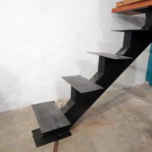 Escalera de Diseño Estructura Metálica con escalones de cedro – Nuevas